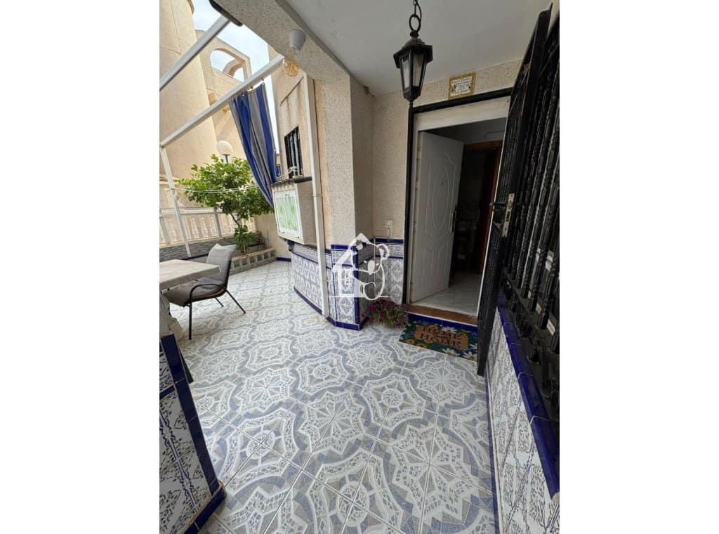 5 bedroom Villa for rent in Torrevieja - € 1,200 (Ref: 9594452)