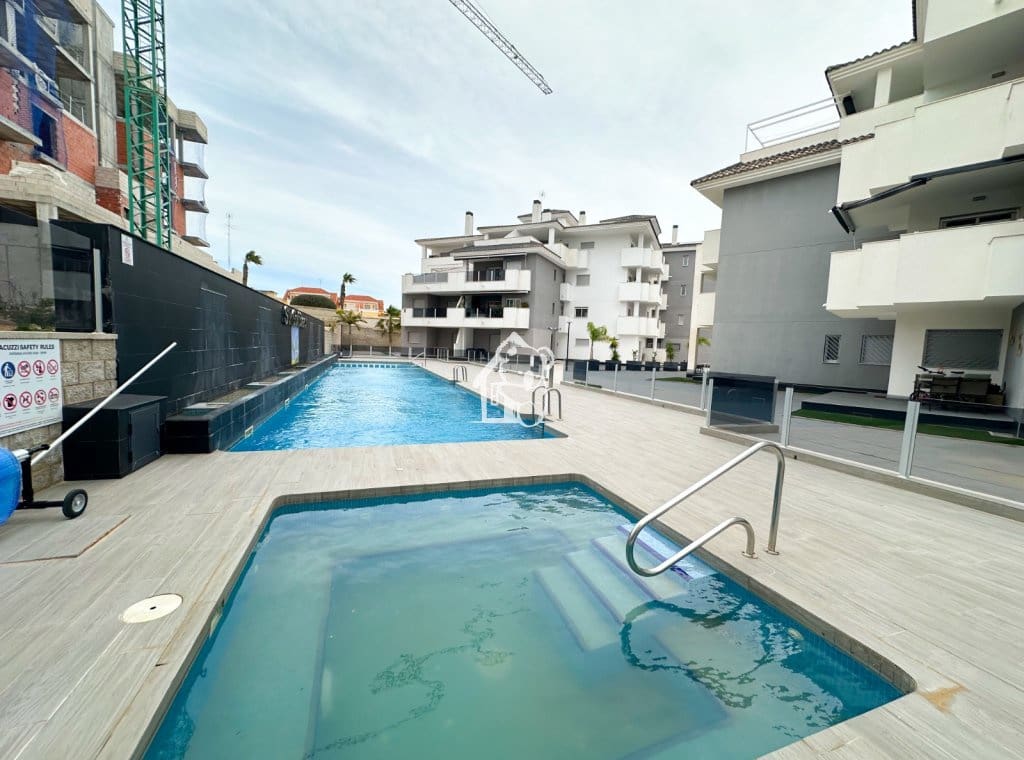 Apartamento de 2 habitaciones en Villamartin en alquiler con piscina garaje - 1.200 € (Ref: 9603691)