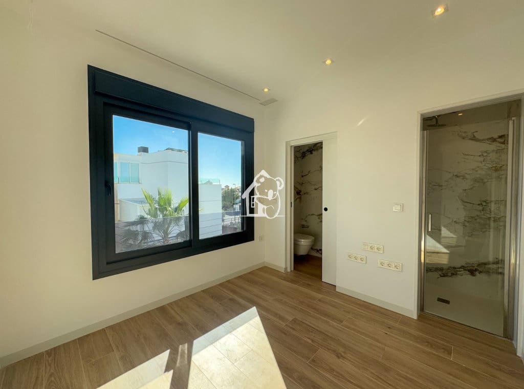 Casa de 3 habitaciones en Cabo Roig en venta con piscina - 300.000 € (Ref: 9614552)