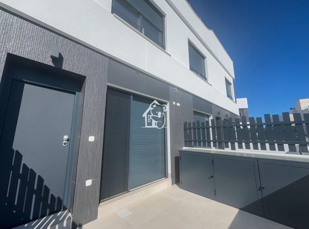 Casa de 3 habitaciones en Cabo Roig en venta con piscina - 300.000 € (Ref: 9614552)