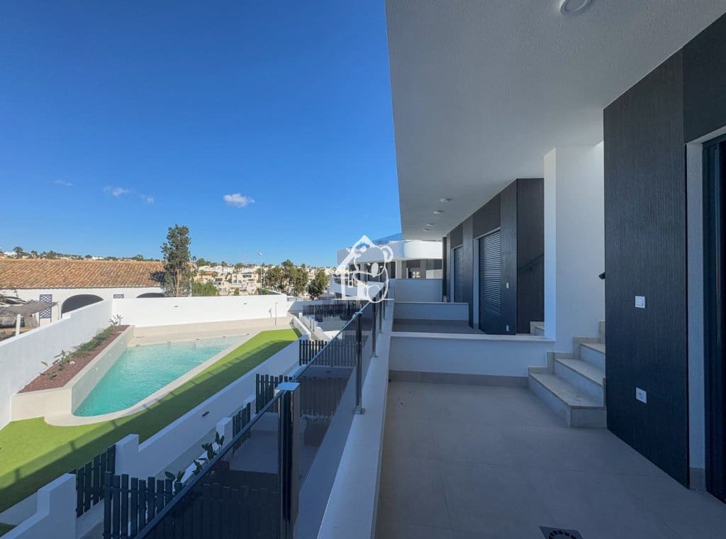 Casa de 3 habitaciones en Cabo Roig en venta con piscina - 300.000 € (Ref: 9614552)