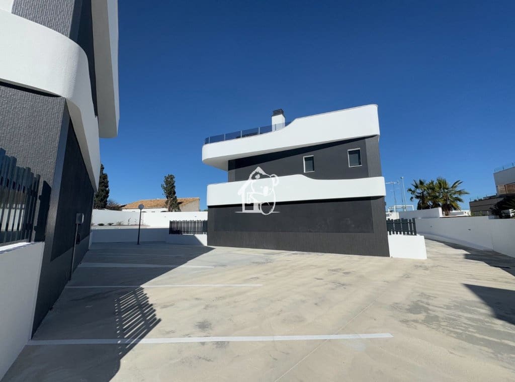 Casa de 3 habitaciones en Cabo Roig en venta con piscina - 300.000 € (Ref: 9614552)