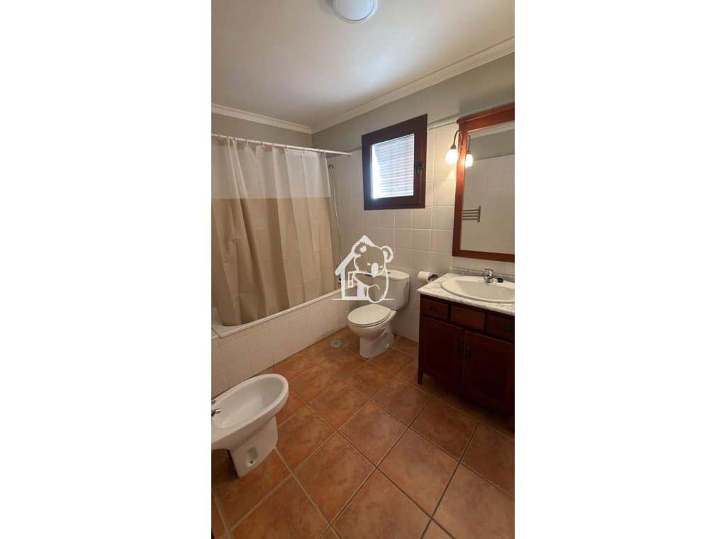 3 makuuhuone Omakotitalo vuokrattavana paikassa Roda mukana uima-altaan 
autotalli - 950 € (Ref: 9629412)