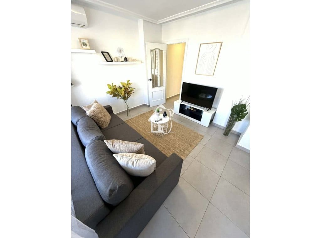 1 bedroom Penthouse for rent in Torrevieja - € 850 (Ref: 9689272)