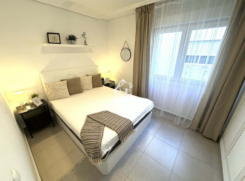 1 bedroom Penthouse for rent in Torrevieja - € 850 (Ref: 9689272)