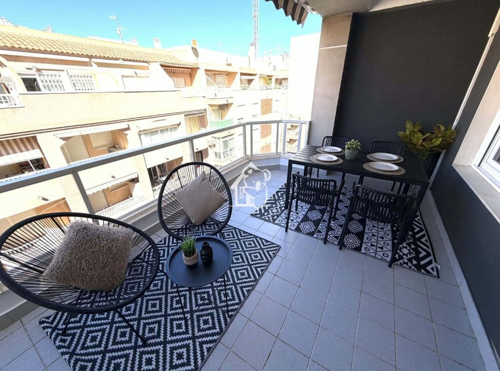 1 bedroom Penthouse for rent in Torrevieja - € 850 (Ref: 9689272)