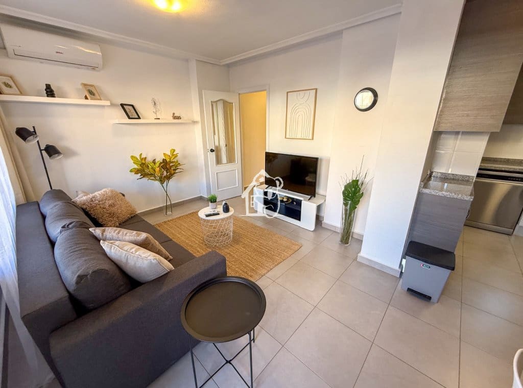 1 bedroom Penthouse for rent in Torrevieja - € 850 (Ref: 9689272)