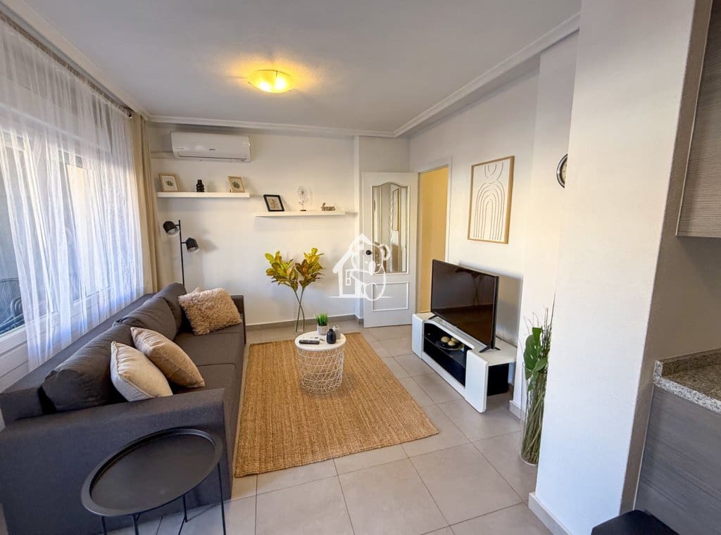 1 bedroom Penthouse for rent in Torrevieja - € 850 (Ref: 9689272)