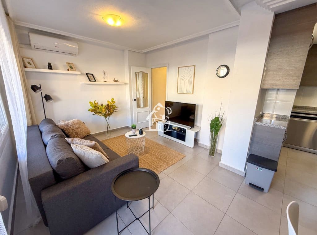 1 bedroom Penthouse for rent in Torrevieja - € 850 (Ref: 9689272)