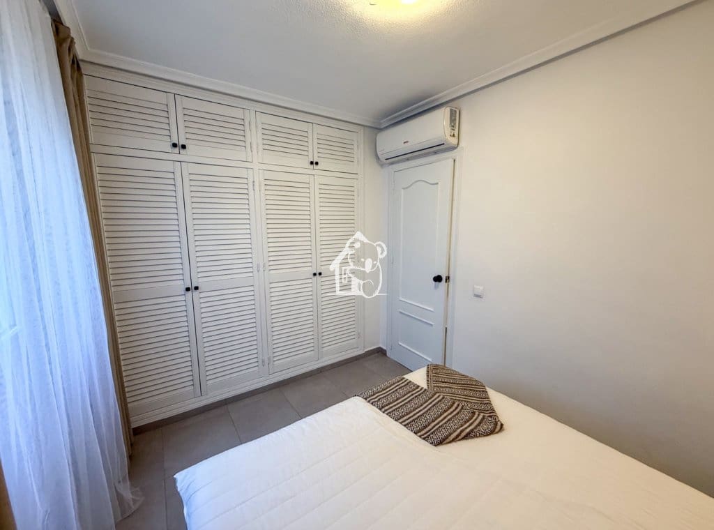 1 bedroom Penthouse for rent in Torrevieja - € 850 (Ref: 9689272)