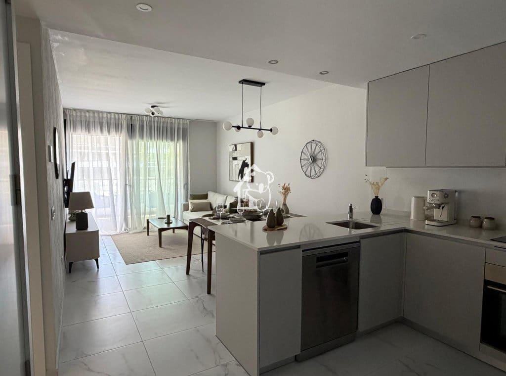 2 Zimmer Apartment zu vermieten in Torrevieja mit Pool Garage - 2.250 € (Ref: 9689868)