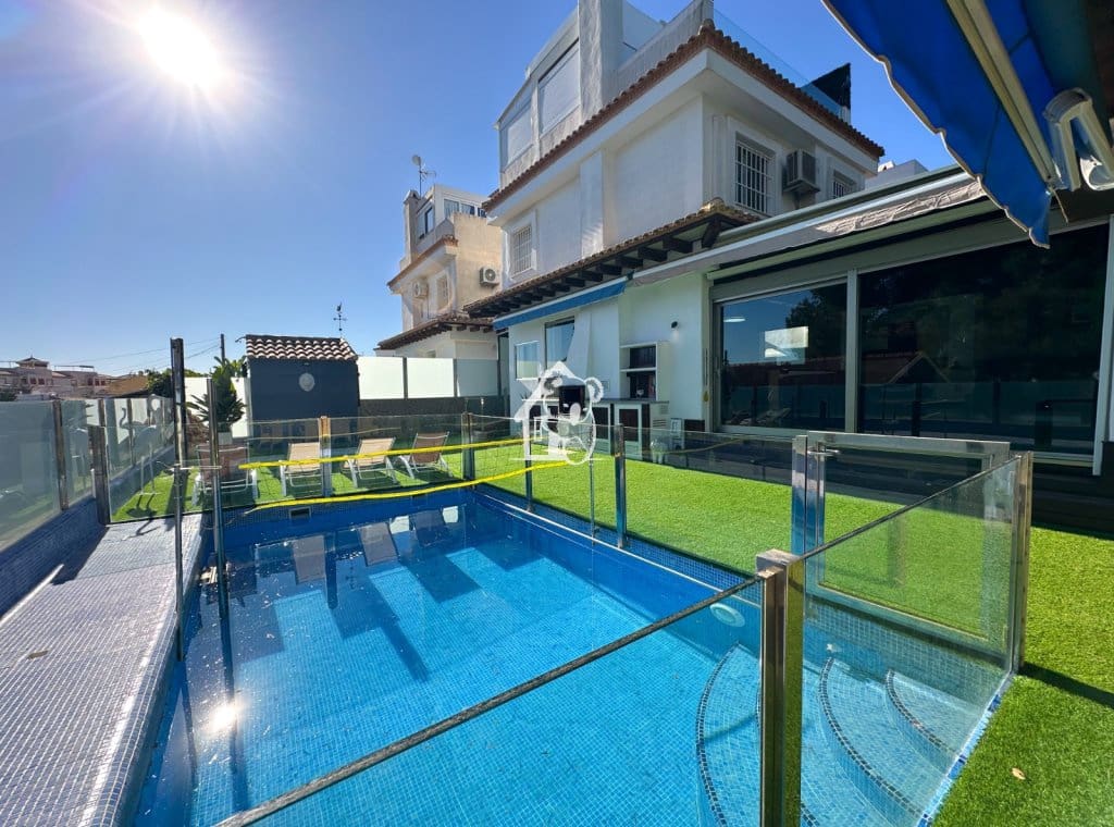 Chalet de 3 habitaciones en Orihuela Costa en venta con piscina garaje - 396.000 € (Ref: 9694563)