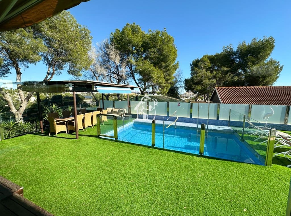 Chalet de 3 habitaciones en Orihuela Costa en venta con piscina garaje - 396.000 € (Ref: 9694563)