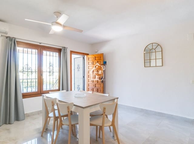 Chalet de 3 habitaciones en Villamartin, Orihuela en alquiler con piscina - 1.800 € (Ref: 9700300)