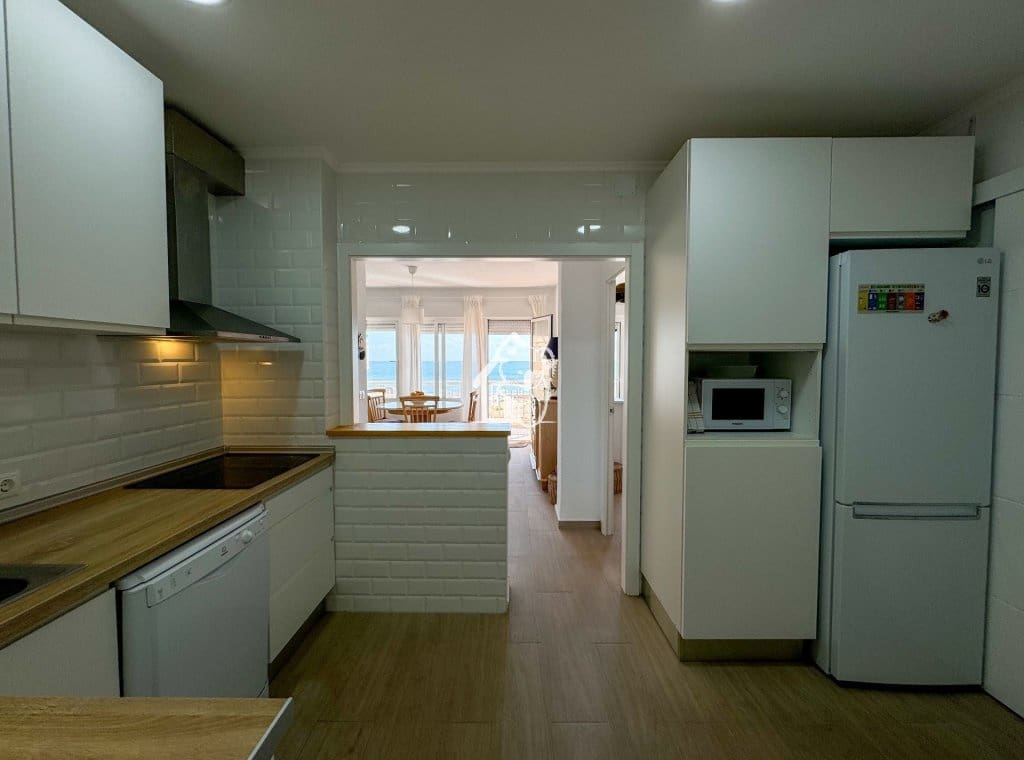 3 bedroom Beach Apartment for rent in Torrevieja - € 1,100 (Ref: 9700304)