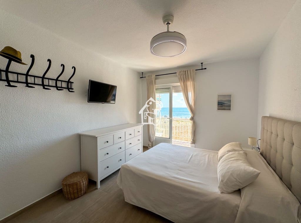 3 bedroom Beach Apartment for rent in Torrevieja - € 1,100 (Ref: 9700304)