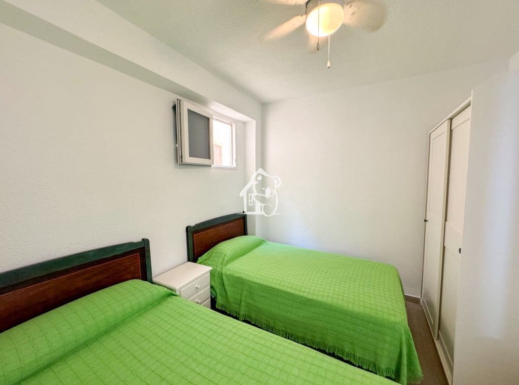 3 bedroom Beach Apartment for rent in Torrevieja - € 1,100 (Ref: 9700304)