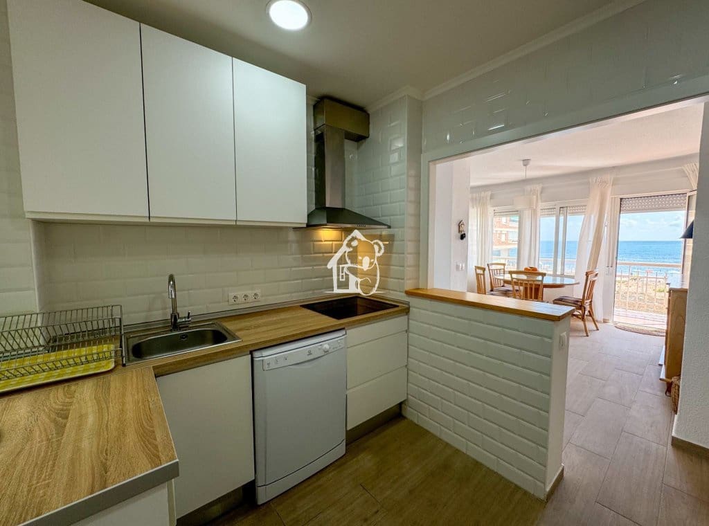 3 bedroom Beach Apartment for rent in Torrevieja - € 1,100 (Ref: 9700304)