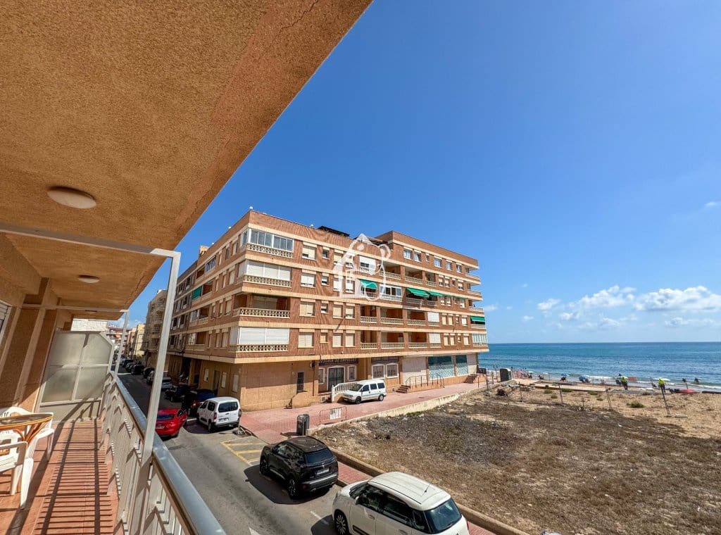 3 bedroom Beach Apartment for rent in Torrevieja - € 1,100 (Ref: 9700304)