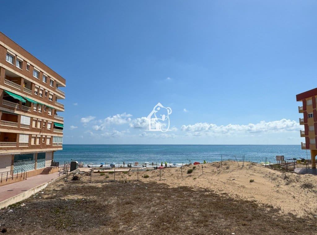 3 bedroom Beach Apartment for rent in Torrevieja - € 1,100 (Ref: 9700304)