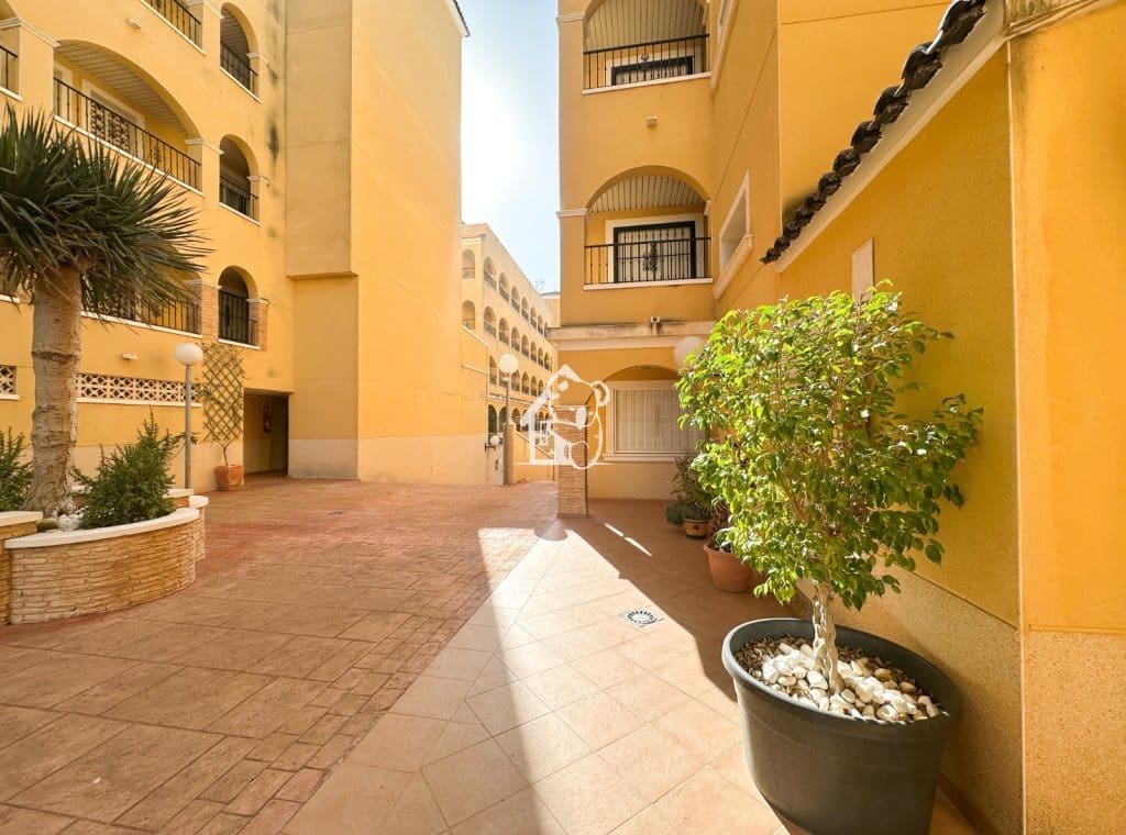 2 soveværelse Lejlighed til leje i Algorfa med swimmingpool garage - € 700 (Ref: 9714342)