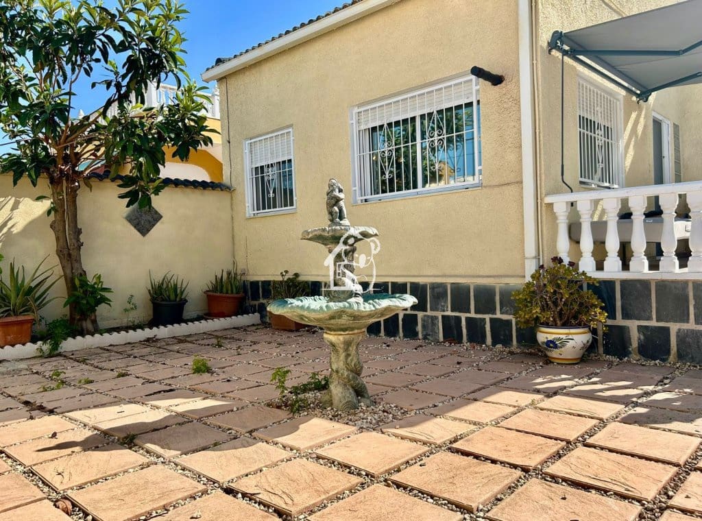 4 bedroom Villa for rent in Torrevieja - € 1,750 (Ref: 9726223)