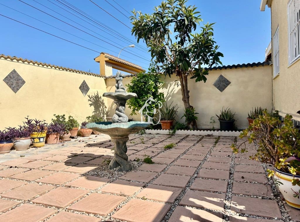 4 bedroom Villa for rent in Torrevieja - € 1,750 (Ref: 9726223)