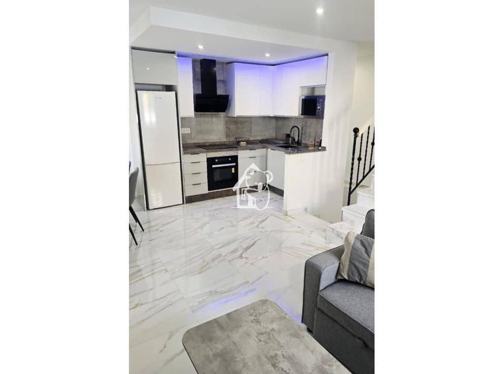 5 bedroom Townhouse for rent in Torrevieja - € 2,300 (Ref: 9726224)