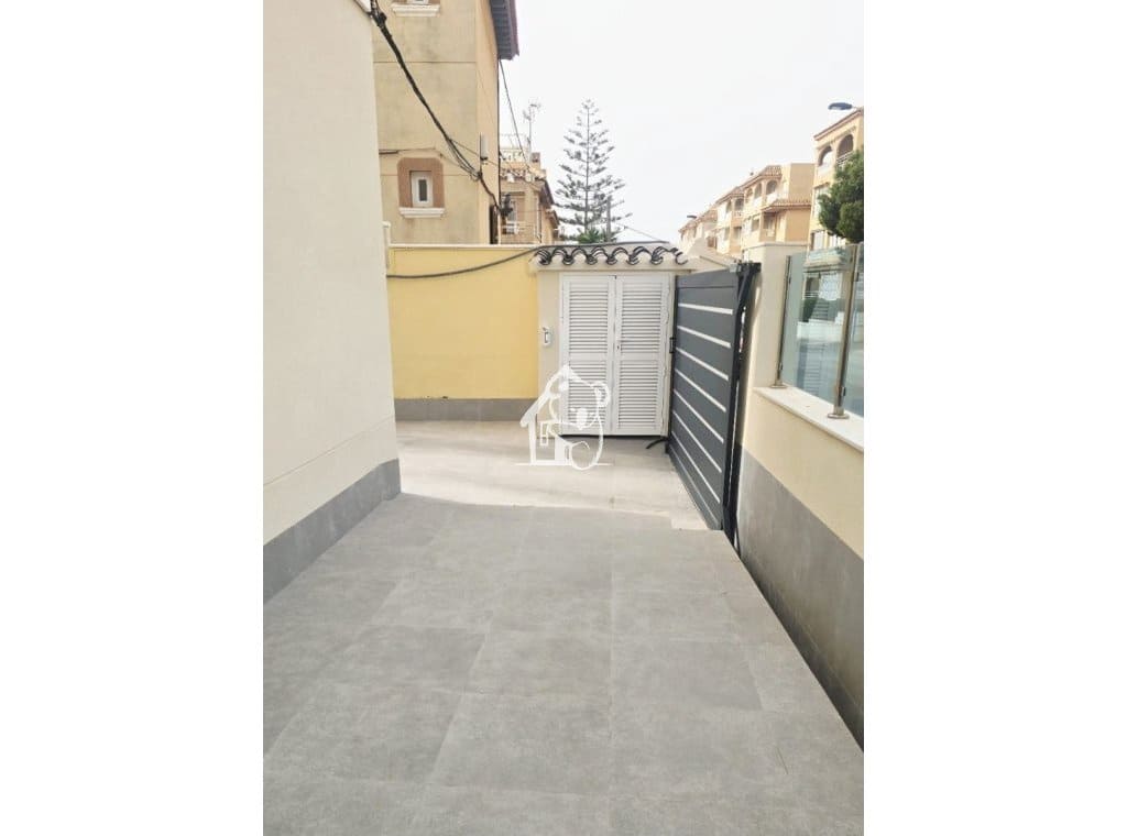 5 bedroom Townhouse for rent in Torrevieja - € 2,300 (Ref: 9726224)