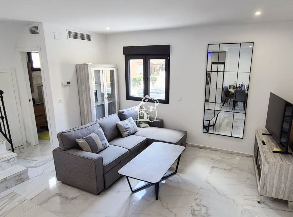 5 bedroom Townhouse for rent in Torrevieja - € 2,300 (Ref: 9726224)