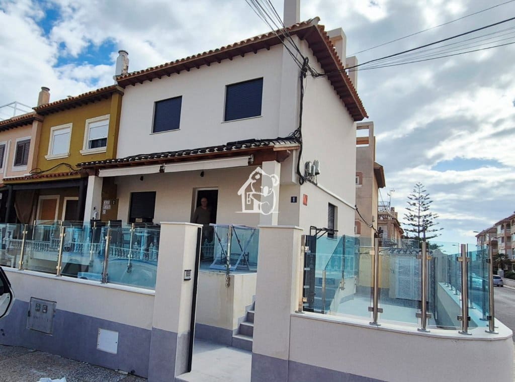 5 bedroom Townhouse for rent in Torrevieja - € 2,300 (Ref: 9726224)