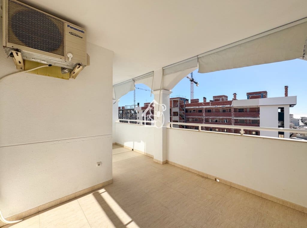 2 slaapkamer Strandappartement te huur in La Mata met zwembad garage - € 950 (Ref: 9726225)
