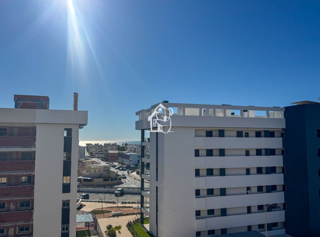 2 slaapkamer Strandappartement te huur in La Mata met zwembad garage - € 950 (Ref: 9726225)
