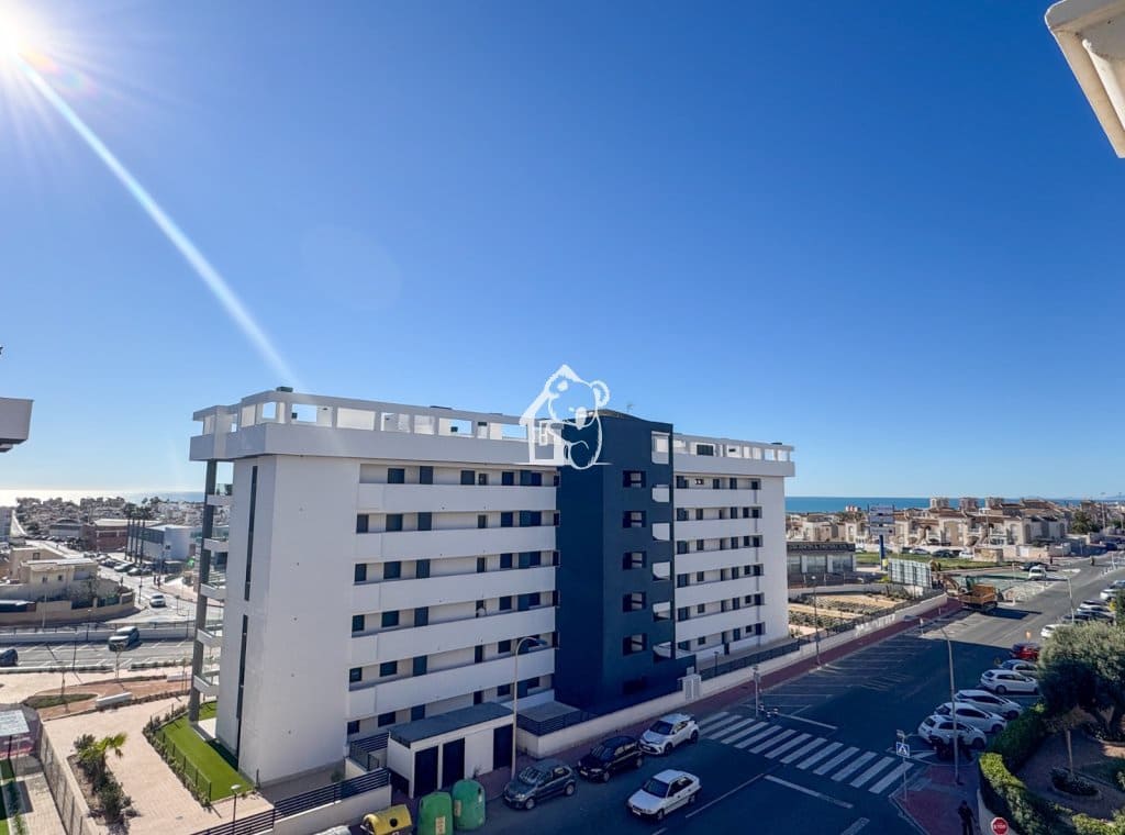 2 slaapkamer Strandappartement te huur in La Mata met zwembad garage - € 950 (Ref: 9726225)