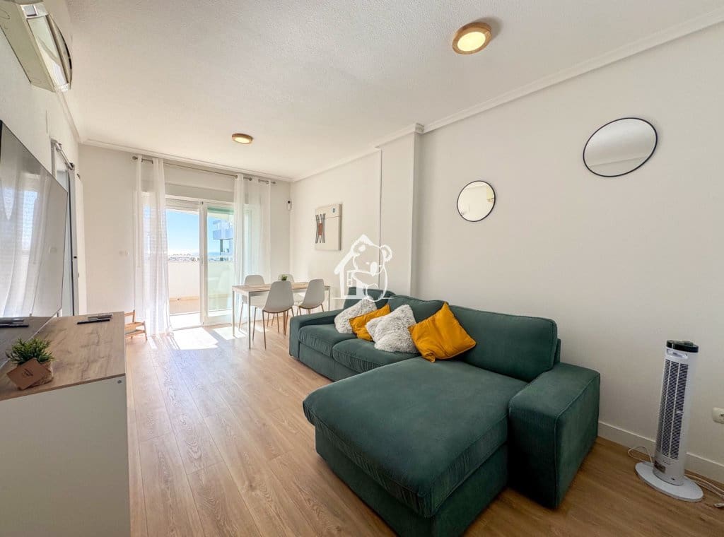 2 slaapkamer Strandappartement te huur in La Mata met zwembad garage - € 950 (Ref: 9726225)
