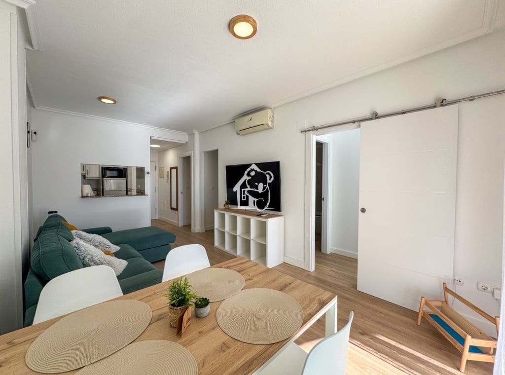 2 slaapkamer Strandappartement te huur in La Mata met zwembad garage - € 950 (Ref: 9726225)
