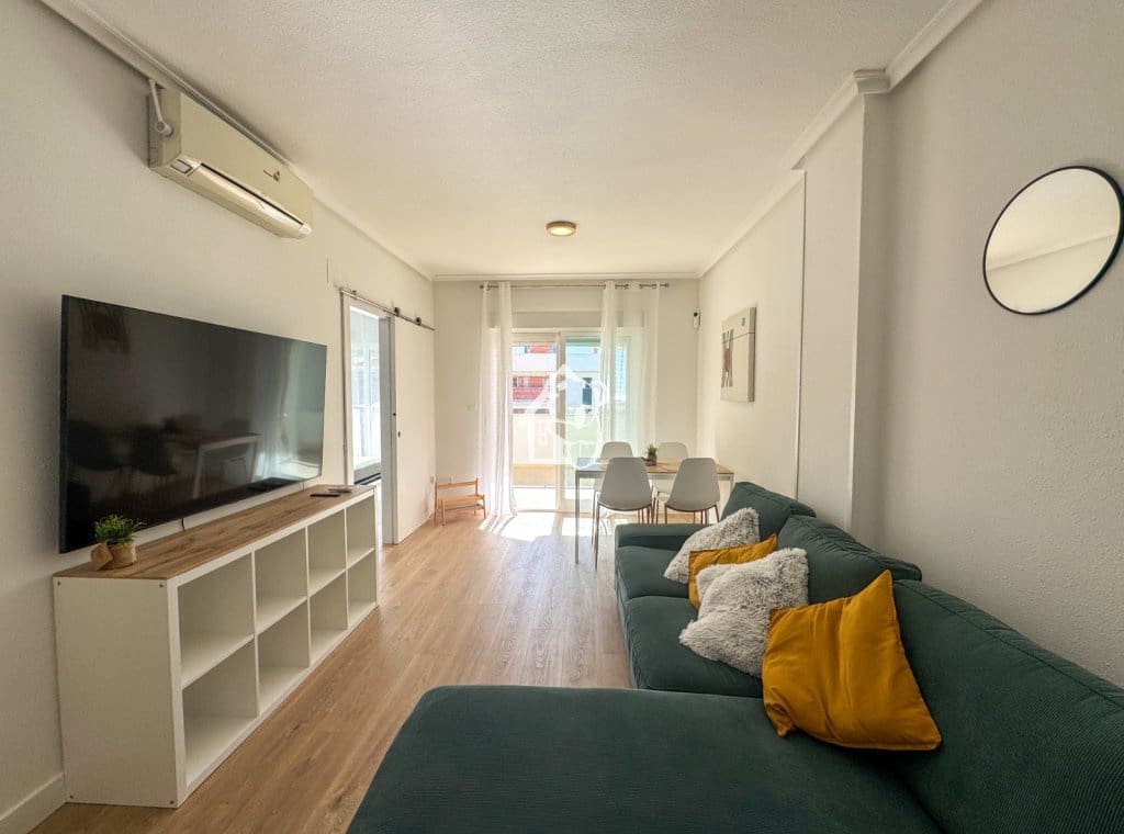 2 slaapkamer Strandappartement te huur in La Mata met zwembad garage - € 950 (Ref: 9726225)