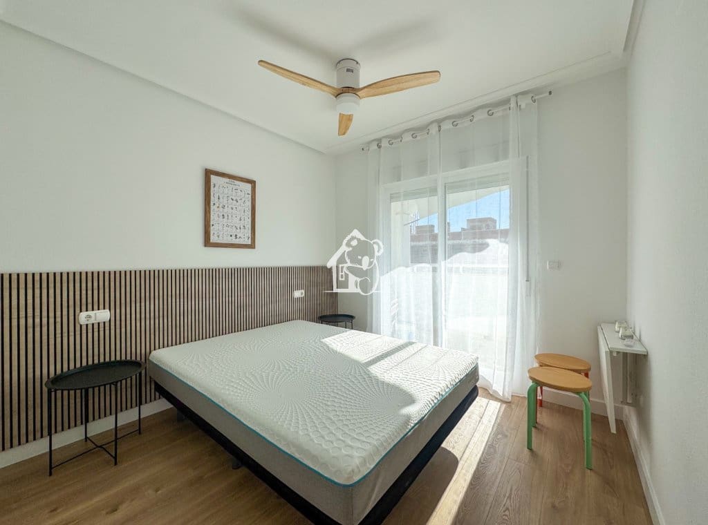2 slaapkamer Strandappartement te huur in La Mata met zwembad garage - € 950 (Ref: 9726225)
