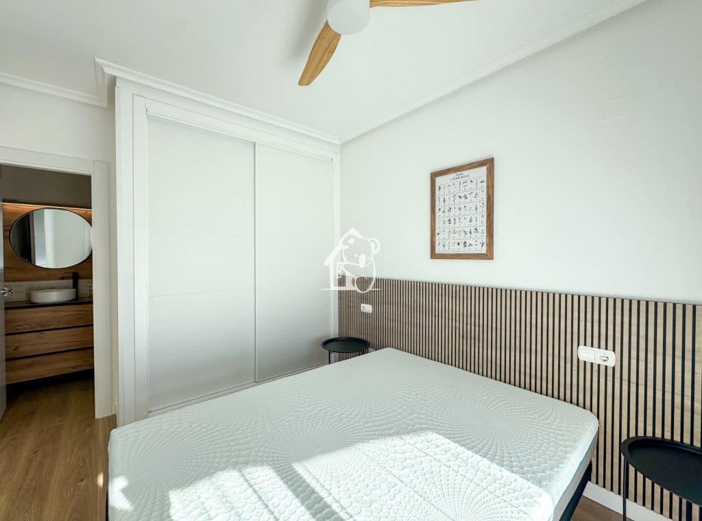 2 slaapkamer Strandappartement te huur in La Mata met zwembad garage - € 950 (Ref: 9726225)