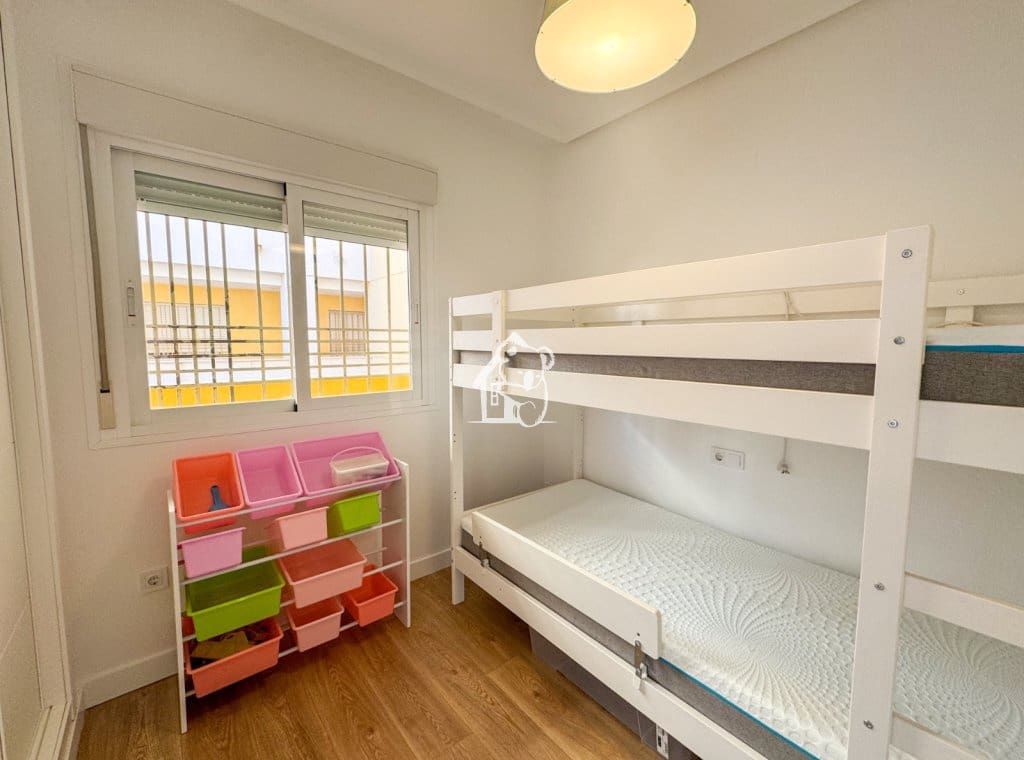 2 slaapkamer Strandappartement te huur in La Mata met zwembad garage - € 950 (Ref: 9726225)