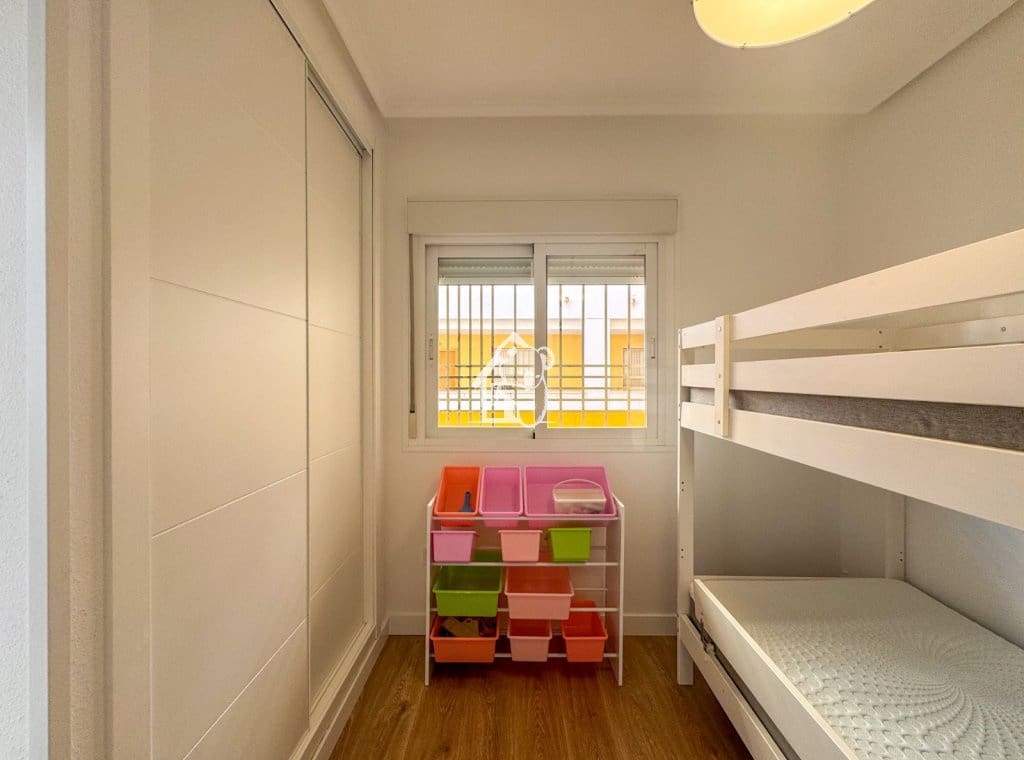 2 slaapkamer Strandappartement te huur in La Mata met zwembad garage - € 950 (Ref: 9726225)