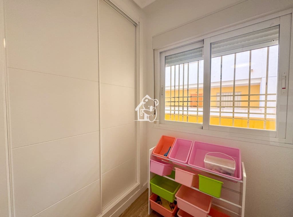 2 slaapkamer Strandappartement te huur in La Mata met zwembad garage - € 950 (Ref: 9726225)