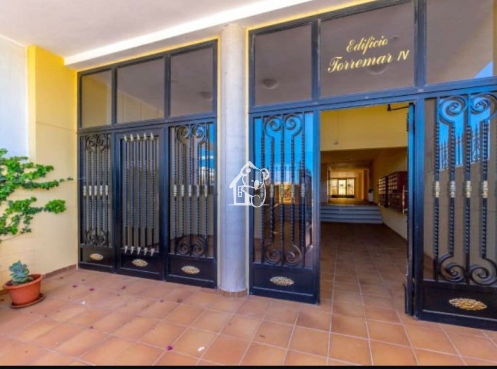 2 slaapkamer Strandappartement te huur in La Mata met zwembad garage - € 950 (Ref: 9726225)