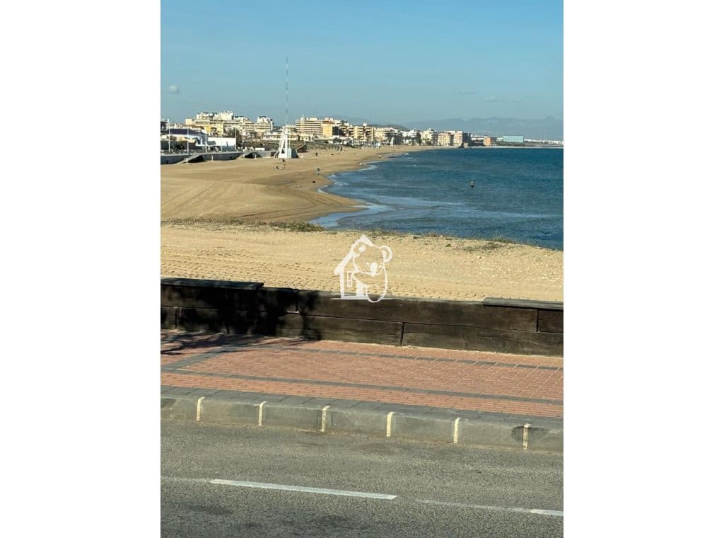 2 slaapkamer Strandappartement te huur in La Mata met zwembad garage - € 950 (Ref: 9726225)
