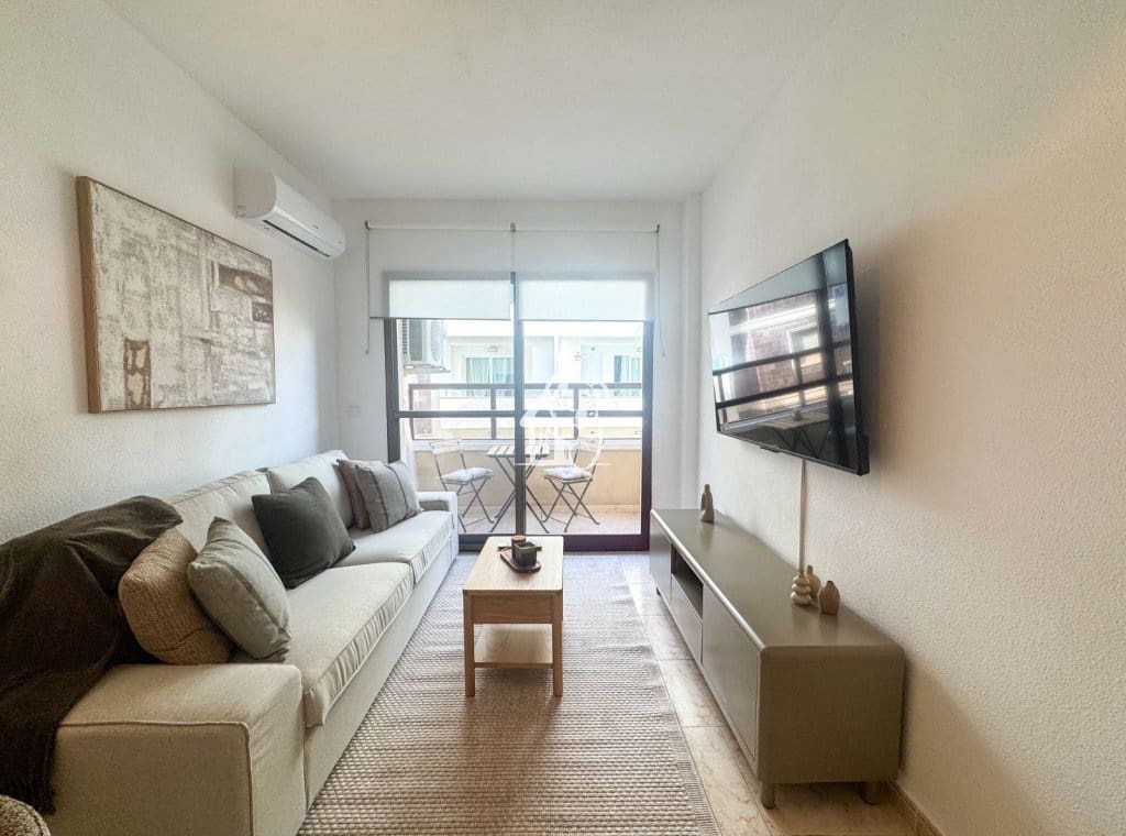 2 bedroom Beach Apartment for rent in Torrevieja - € 950 (Ref: 9731578)
