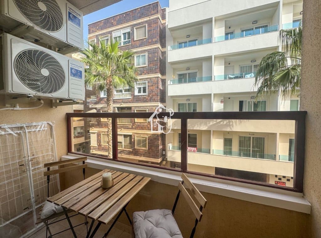 2 bedroom Beach Apartment for rent in Torrevieja - € 950 (Ref: 9731578)