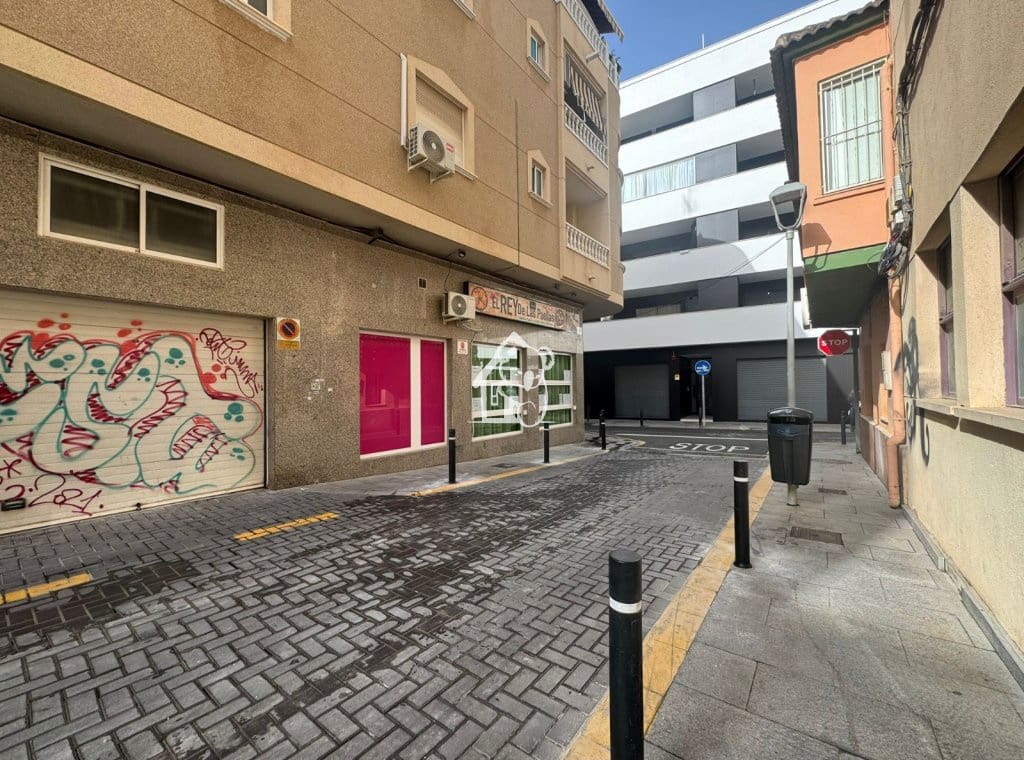 2 bedroom Beach Apartment for rent in Torrevieja - € 950 (Ref: 9731578)