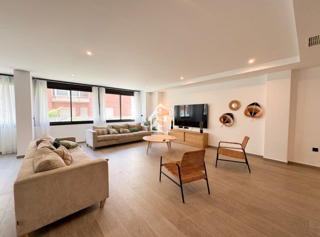 4 bedroom Apartment for rent in Torrevieja - € 2,000 (Ref: 9758539)