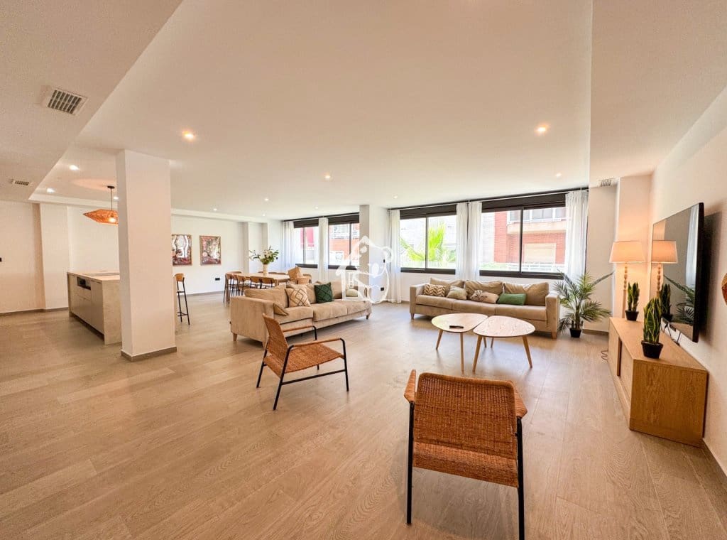 4 bedroom Apartment for rent in Torrevieja - € 2,000 (Ref: 9758539)