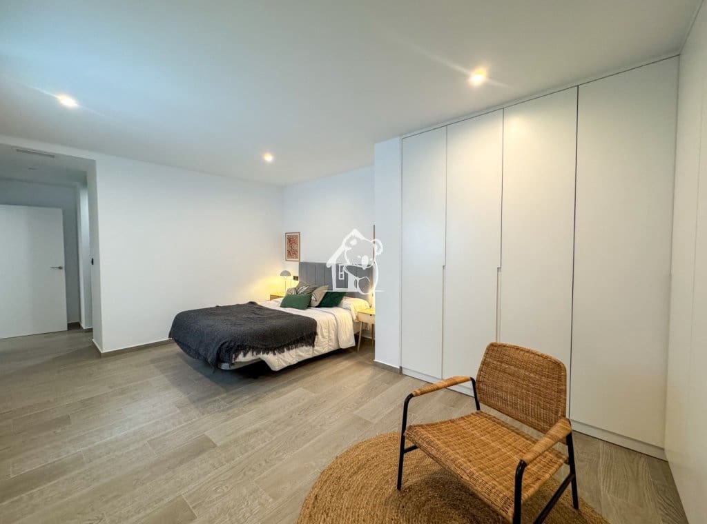 4 bedroom Apartment for rent in Torrevieja - € 2,000 (Ref: 9758539)